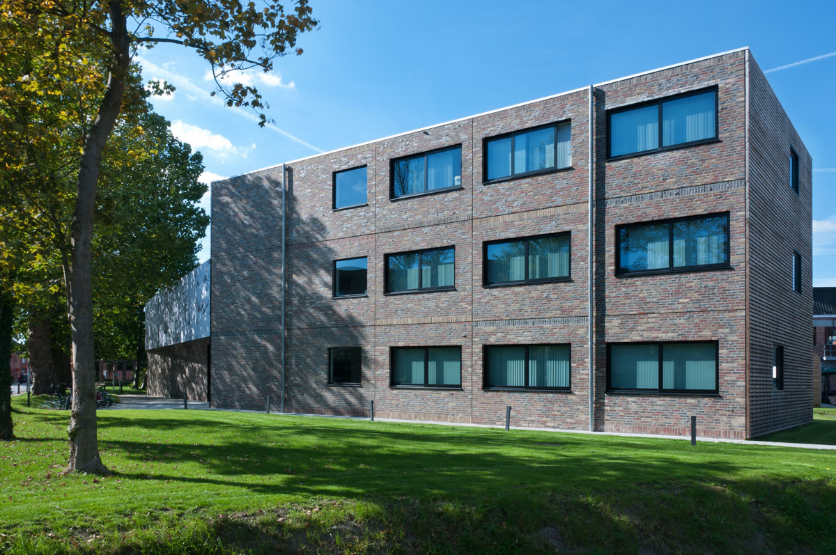 Creativiteit met gevelstenen bepaalt uitstraling kantoorgebouw