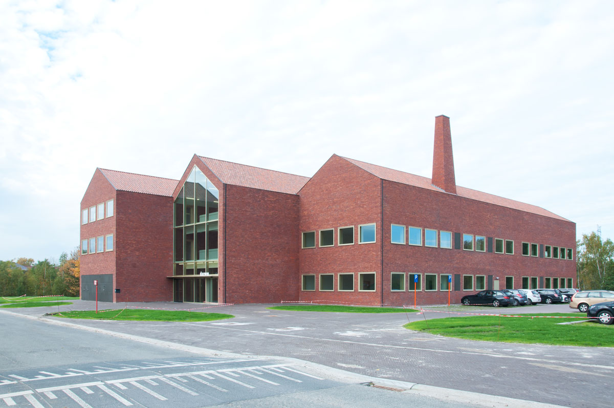 incubatorgebouw-in-rode-baksteen-brick-k-met-een-knipoog-naar-het-verleden