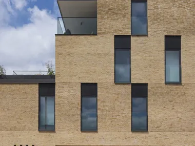 Oker getinte Brick M versterkt contrast tussen verschillende verwerkingsmethodes