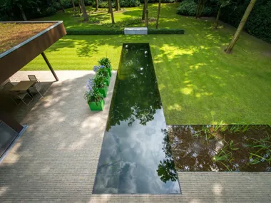 Grijze kleiklinkers in een strakke toepassing van Tuinonderneming Monbaliu