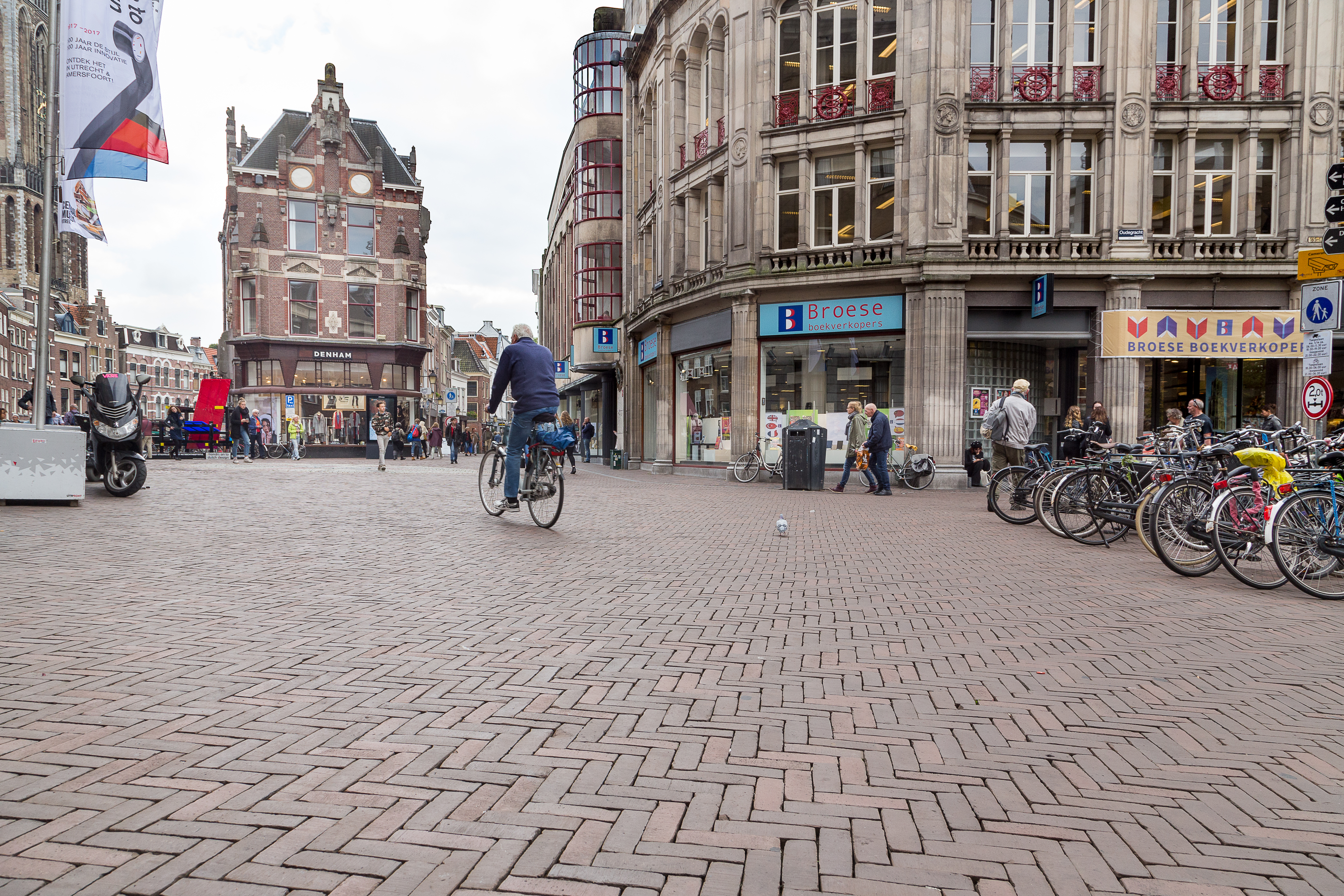 Herinrichting met straatbakstenen in historisch centrum Utrecht 