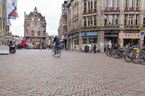 Herinrichting met straatbakstenen in historisch centrum Utrecht