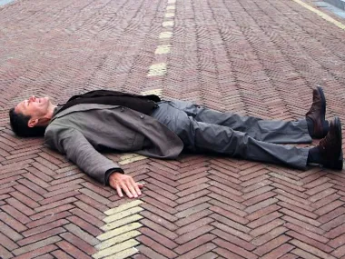Amarant kleiklinker verbindt voetgangers en autobestuurders