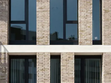 Contrastrijke gevelstructuur mede dankzij geelbruine NATURE7 Brick V