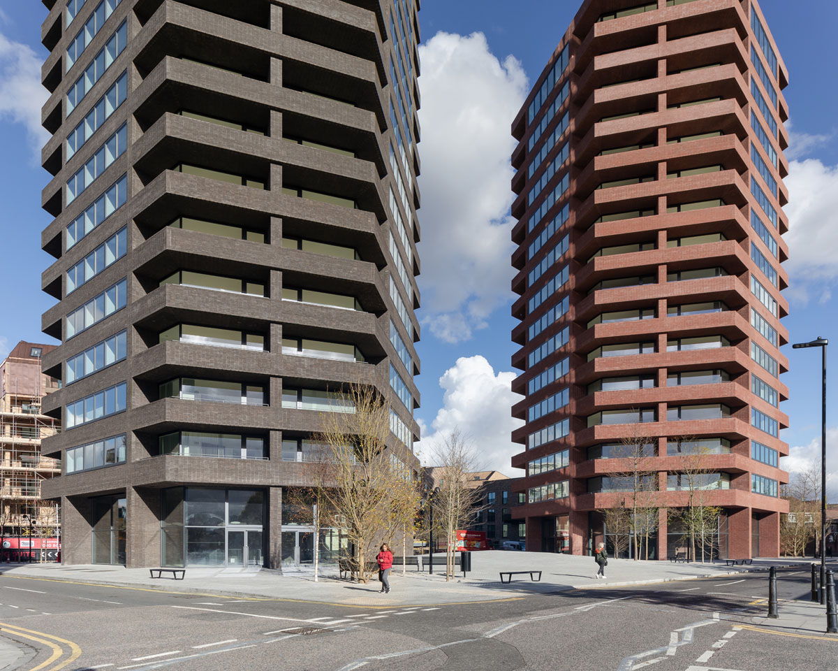 Twee imposante hexagonale torens in Londen met gevelstenen NATURE10 Brick E en Brick S 