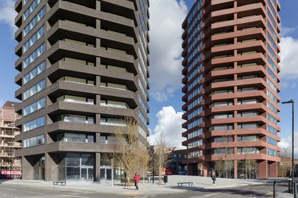 Twee imposante hexagonale torens in Londen met gevelstenen NATURE10 Brick E en Brick S