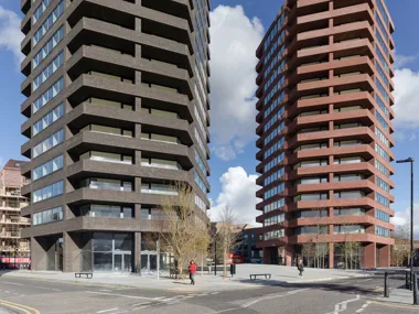 Twee imposante hexagonale torens in Londen met gevelstenen Nature10 Brick E en Brick S 