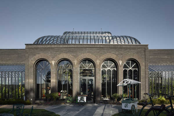 Donkere gevelsteen Linea 7021 matcht perfect met de kleuren van het legendarische merk Hendrick's Gin