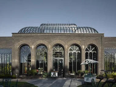 Donkere gevelsteen Linea 7021 matcht perfect met de kleuren van het legendarische merk Hendrick's Gin
