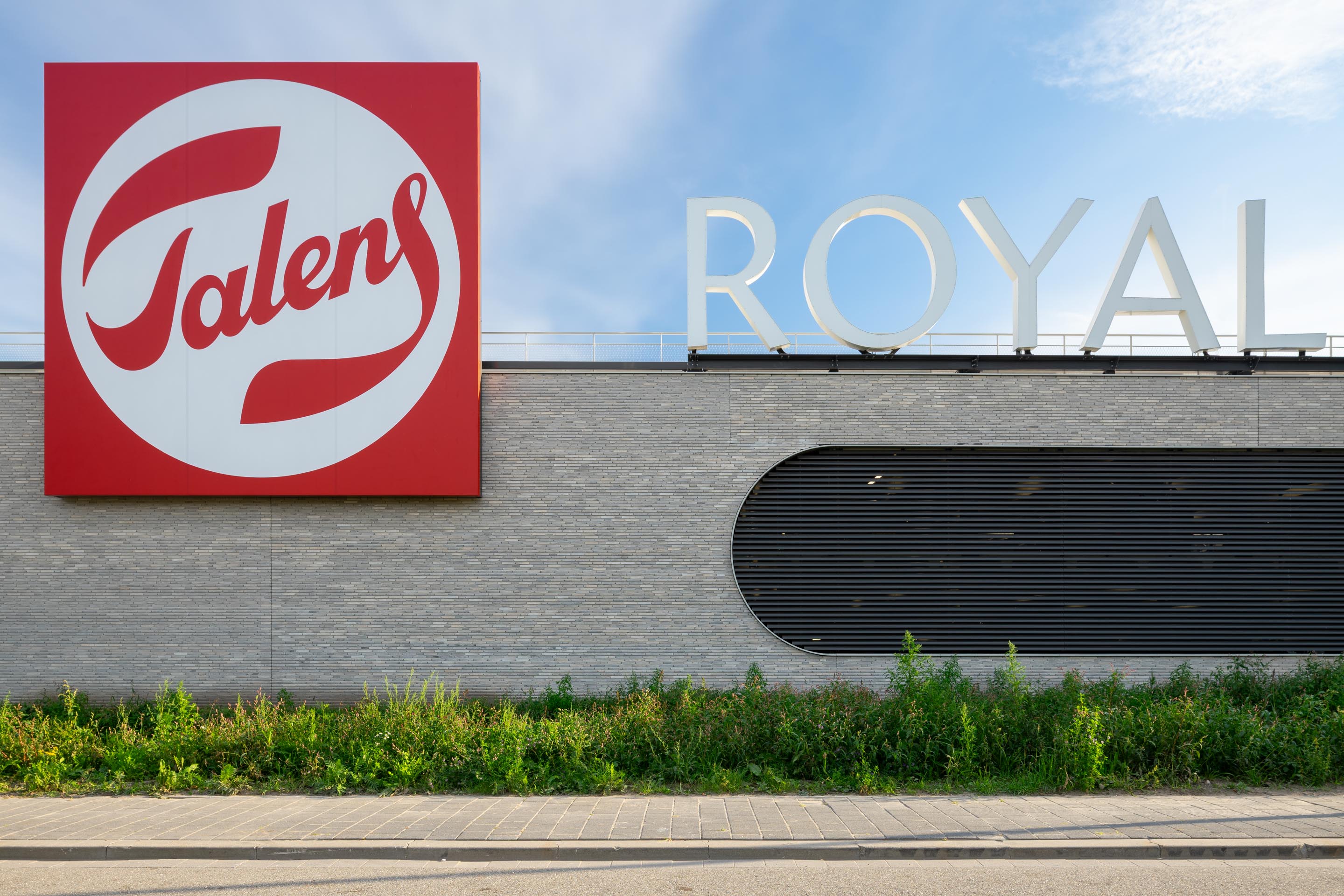 Linea 7035 gevelsteen pronkt in monumentaal ontwerp