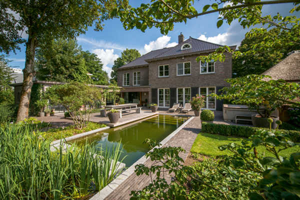 Sfeervolle tuin met open karakter mede dankzij Lava kleiklinkers