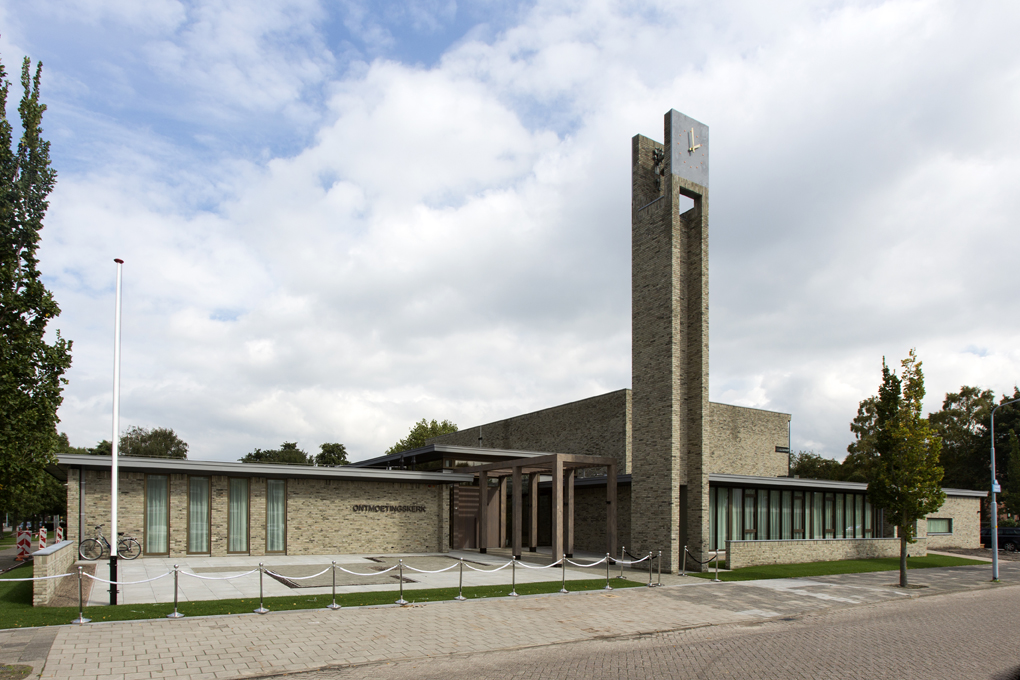 Ingetogen kerkgebouw met natuurlijke uitstraling