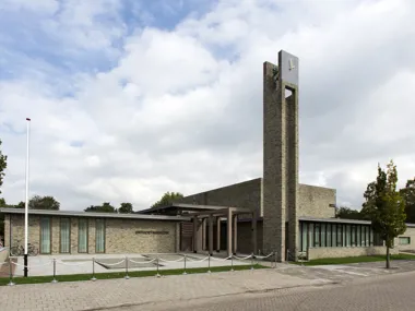 Ingetogen kerkgebouw met natuurlijke uitstraling