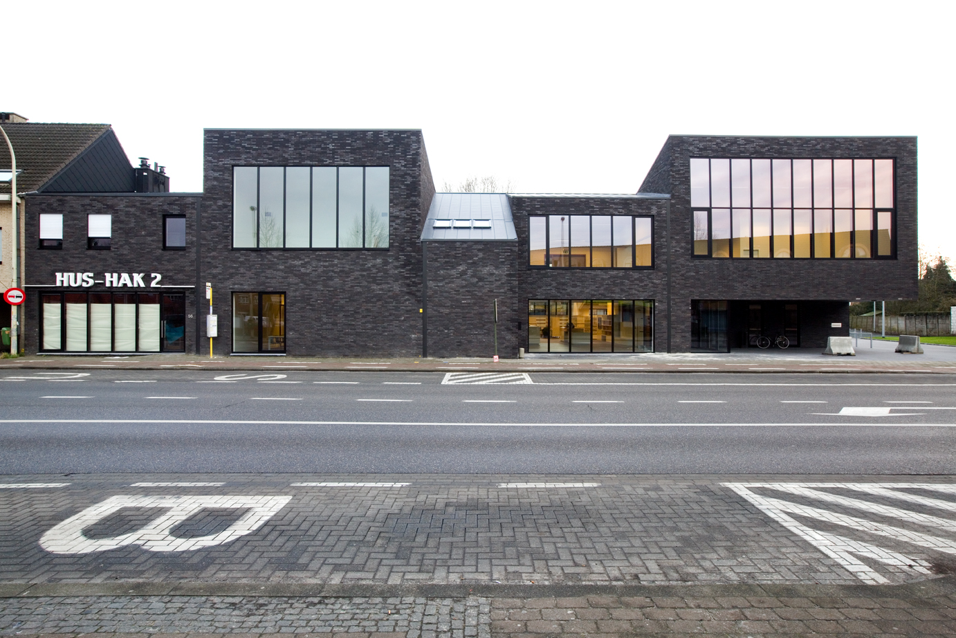 Krachtige uitstraling dankzij donkere gevelstenen met contrasterende afwerking