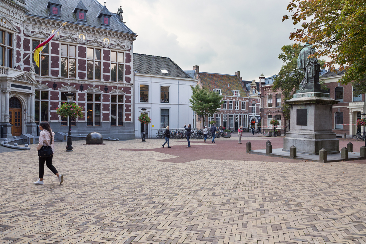 Herinrichting 'Domplein' met straatbakstenen in historisch centrum Utrecht 