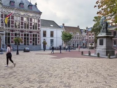 Herinrichting 'Domplein' met straatbakstenen in historisch centrum Utrecht 