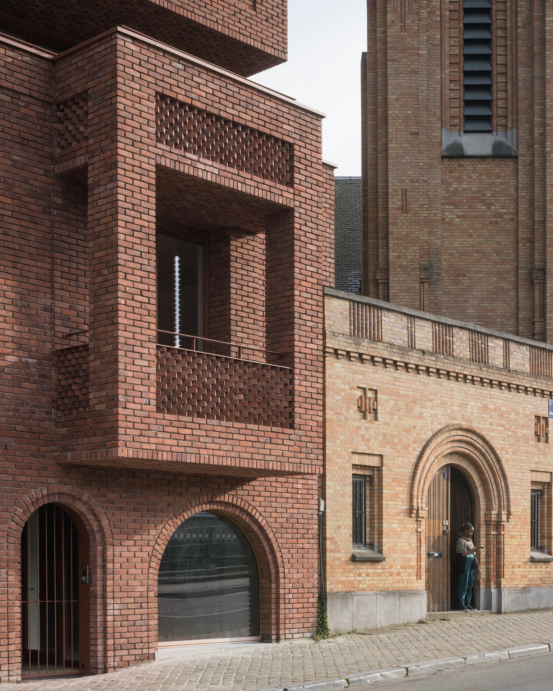 Een atypische gevel geïnspireerd op de omringende neoklassieke architectuur