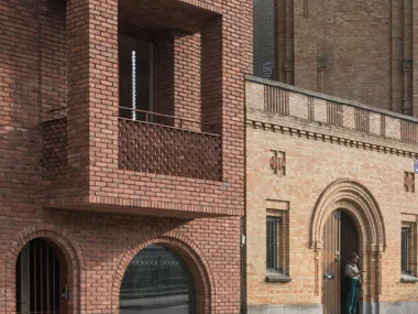 Een atypische gevel geïnspireerd op de omringende neoklassieke architectuur