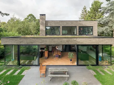 Langformaat groen-grijze infinitum 6013 benadrukt exclusieve uitstraling van de villa