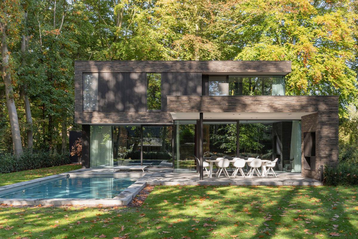 Hand-Made langformaat gevelsteen verenigt moderne villa met bosrijke context