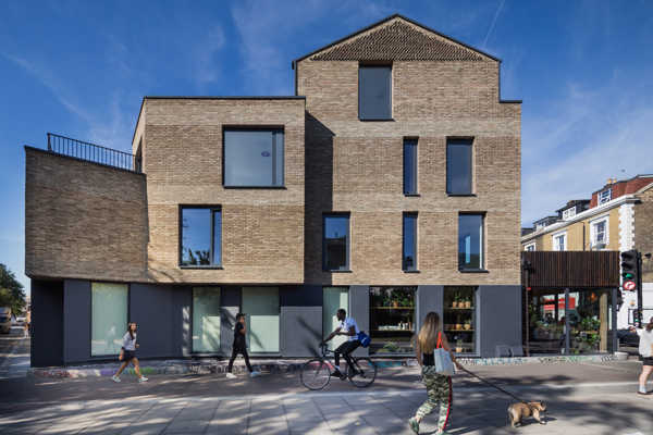 Hackney Road 312: hoe bomschade uit de Tweede Wereldoorlog de kans gaf om potentiële verbeteringen aan te brengen aan de indeling, het ontwerp, de materiaalkeuze en wijzigingen door te voeren aan het gebouw en de gevel