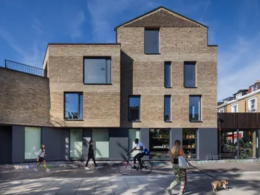 Hackney Road 312: hoe bomschade uit de Tweede Wereldoorlog de kans gaf om potentiële verbeteringen aan te brengen aan de indeling, het ontwerp, de materiaalkeuze en wijzigingen door te voeren aan het gebouw en de gevel