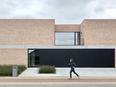 Repetitie van stijlelementen uit bedrijfslogo versterken het imago én de architectuur