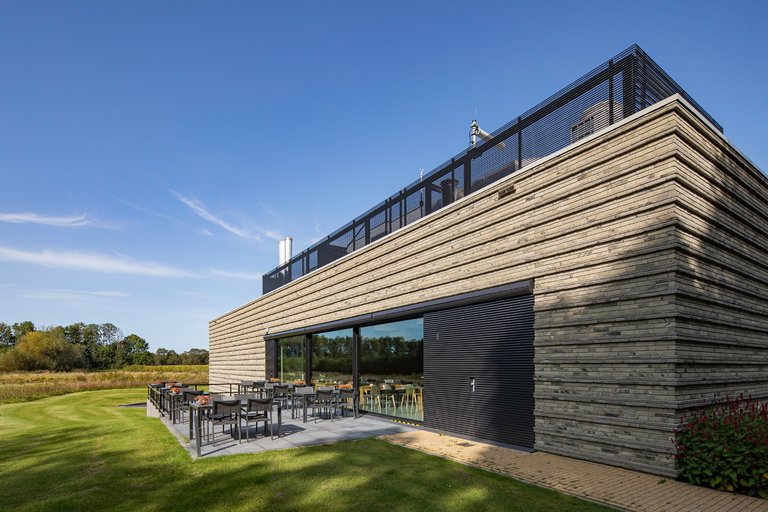 Crematorium Oldenzaal: vibrerend baksteenvolume straalt beoogde sereniteit uit