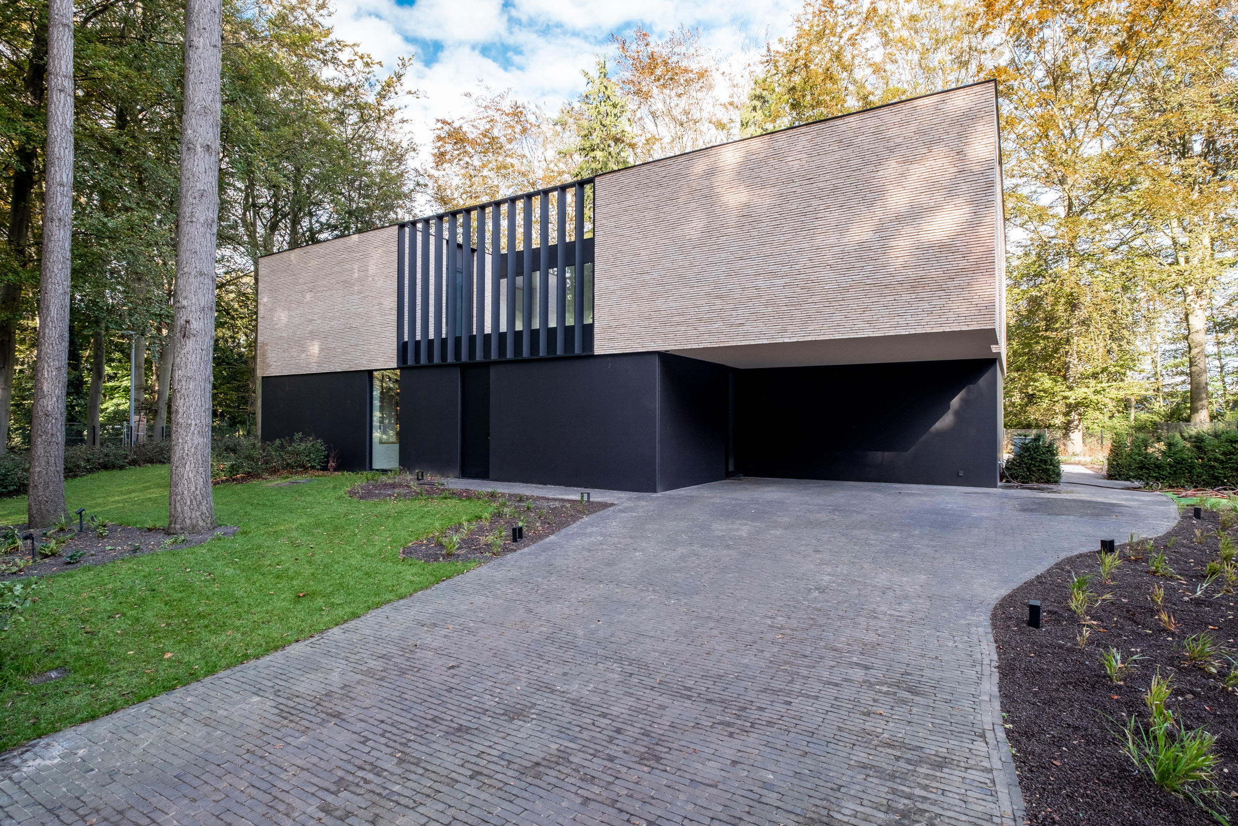 Villa met krachtige gevelvlakken verwerkt in crèmekleurige linea 9001 gevelsteen