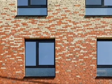 Graduele kleurovergang verzacht de massiviteit van het bouwvolume