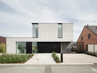 Puurheid in contrastrijk materiaalconcept resulteert in eye-catcher van formaat