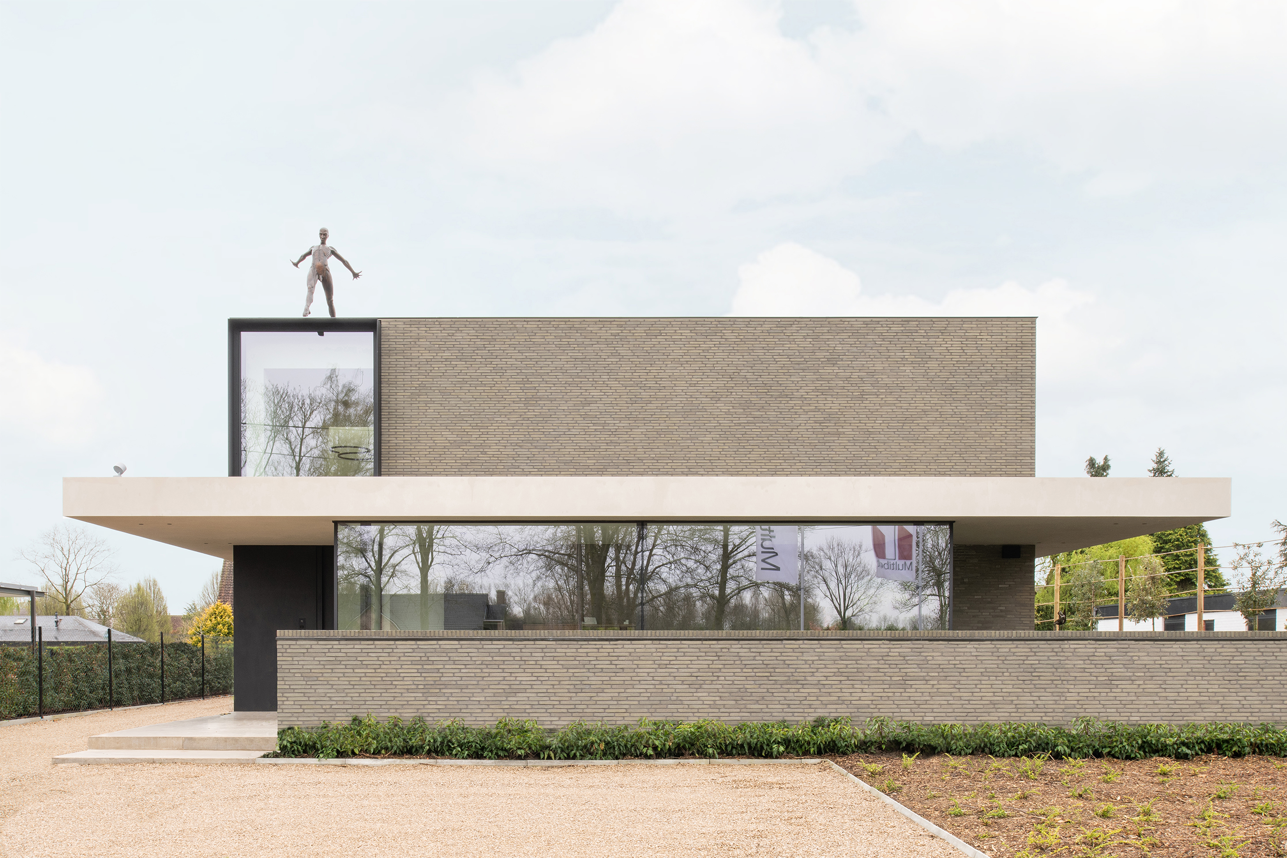 Minimalisme met agaatgrijze linea7 gevelsteen en knipoog naar Art Deco bepalen tijdloos karakter van villa ‘Infinity’