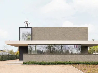 Minimalisme met agaatgrijze linea7 gevelsteen en knipoog naar Art Deco bepalen tijdloos karakter van villa ‘Infinity’