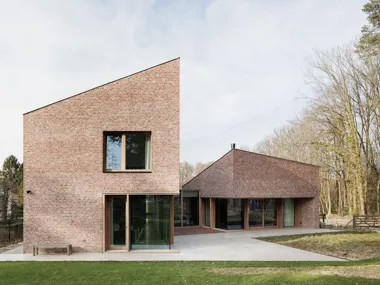 ‘Massief ensemble met grote uitsnijdingen kaderen het landschap’