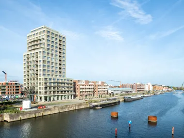 Groengrijze ecologische ‘Nature7 Brick R’ siert iconische woontoren op Het Stapelplein te Gent