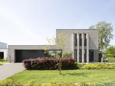 Villa met unieke identeit dankzij expressieve  bakstenen lamellen