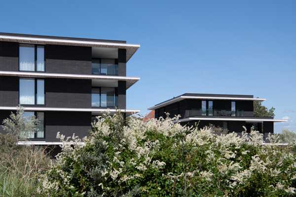 Rust en eenheid met karaktervolle gevelsteen in residentie te Koksijde