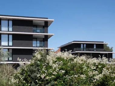 Rust en eenheid met karaktervolle gevelsteen in residentie te Koksijde