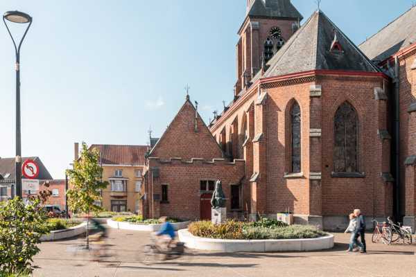 Herinrichting van de Markt in Meulebeke: een duurzaam evenwicht tussen groen en verharding