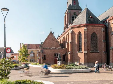 Herinrichting van de Markt in Meulebeke: een duurzaam evenwicht tussen groen en verharding