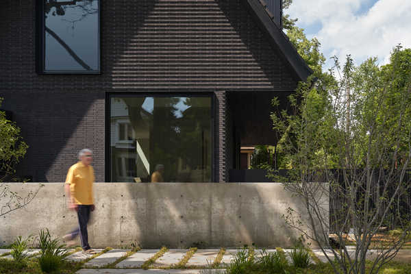 Antraciet donkere gevelstenen als basis voor ruim huis in Toronto