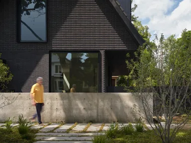 Antraciet donkere gevelstenen als basis voor ruim huis in Toronto