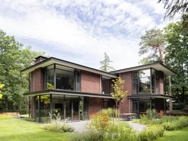 Een woonhuis in harmonie met de natuur: de essentiële rol van de gevelsteen in een moderne, ingetogen uitstraling