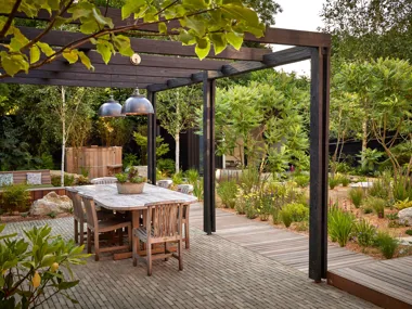 De transformatie van een buitenruimte tot een multifunctionele groene tuin