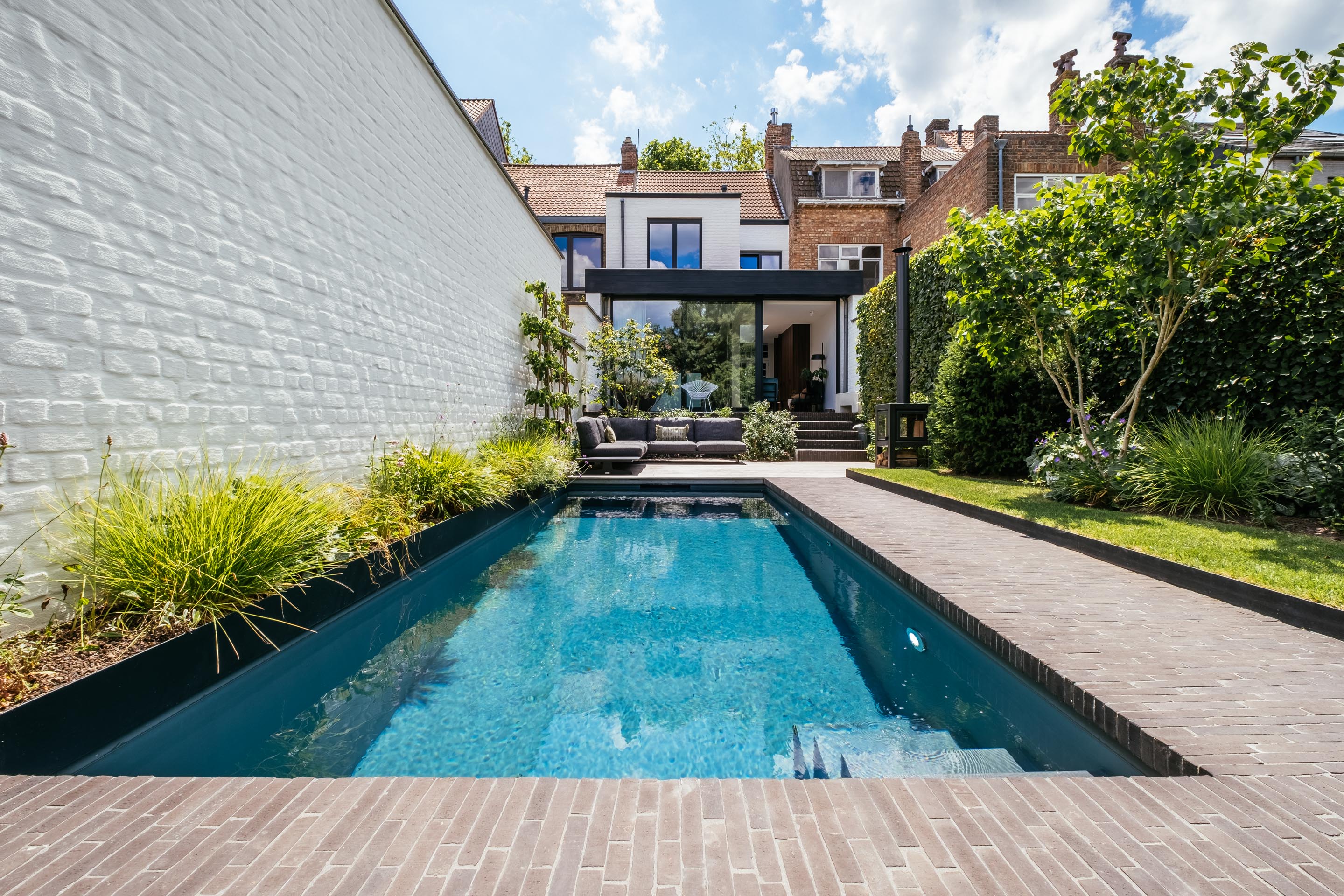 Gelaagde rust in een tijdloze urban tuin