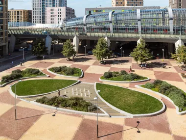 Straatbaksteen kleurt het Amsterdamse Noordplein
