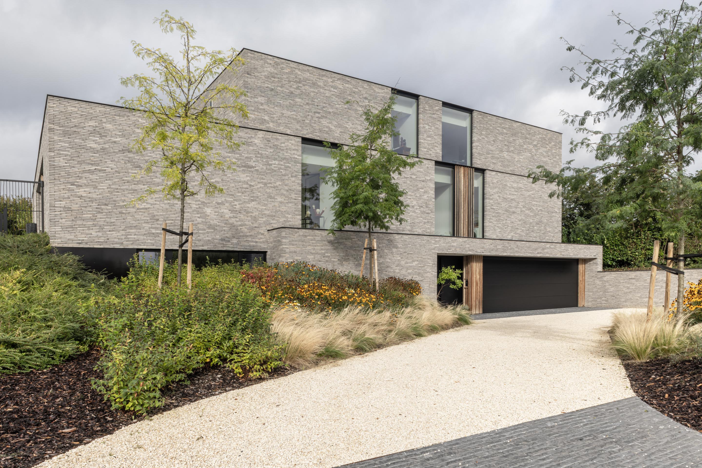 Linea 7035 versterkt horizontale balkvormige volumes van indrukwekkende monolithische tweewoonst 