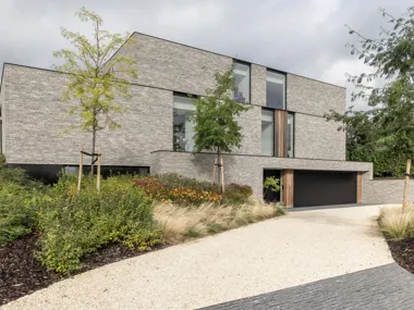 Linea 7035 versterkt horizontale balkvormige volumes van indrukwekkende monolithische tweewoonst
